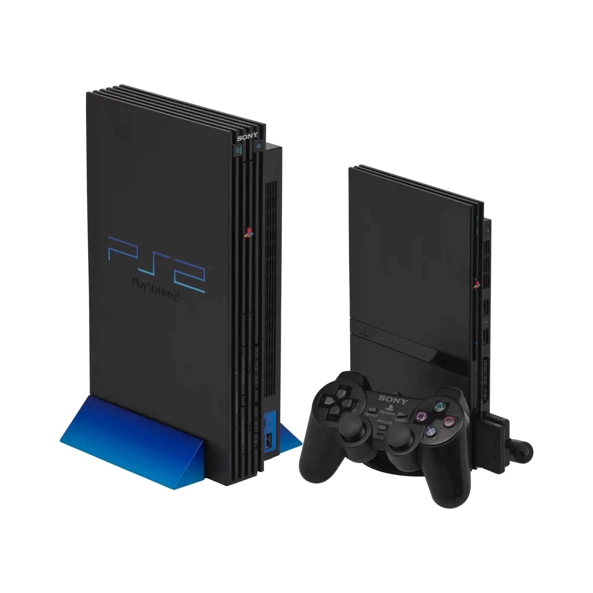 To svarte PlayStation 2-konsoller, en original og en slank, med en svart kontroller.