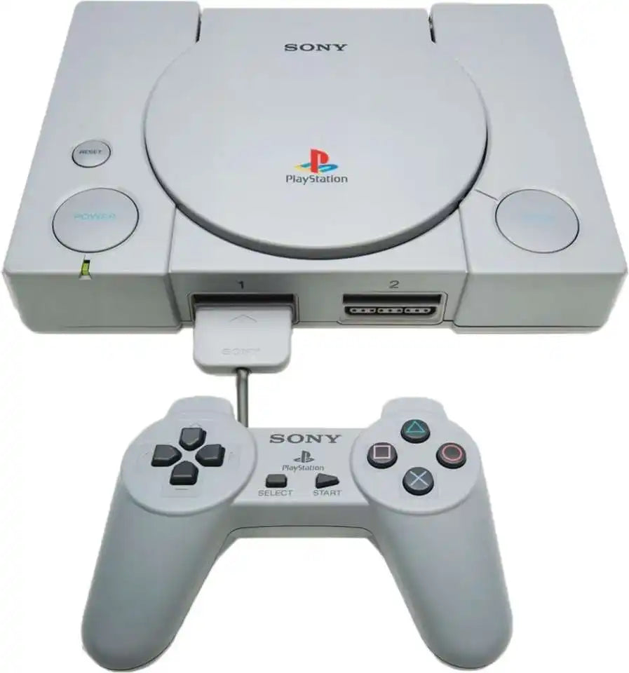 En lys grå PlayStation-konsoll med en tilkoblet kontroller.