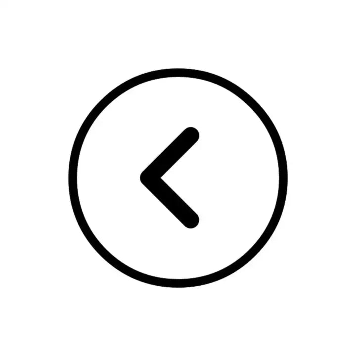 Svart pilknapp med hvit sirkelbakgrunn, minimalistisk design.